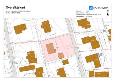 Oversiktskart (situasjonsplan) som viser tomtens plassering i forhold til nabolag, veier og høydeforhold.