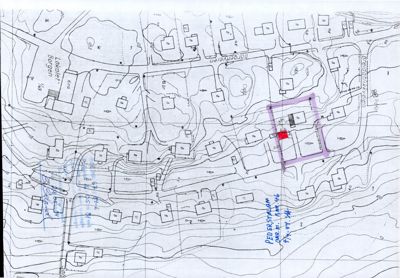Situasjonsplan som viser tomtens beliggenhet i forhold til nabolag, veier (Breidablikkveien) og terrengforhold (høydekurver).