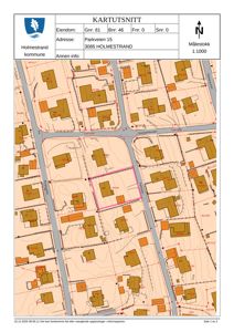 Kartutsnitt (situasjonskart) som viser eiendomsgrenser, bygninger og veier i Holmestrand kommune.