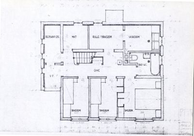Etasjeplan som viser romfordeling, dører, vinduer og dimensjoner for et hus.