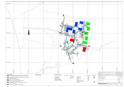 Situasjonsplan som viser tomtens grenser, eksisterende og planlagt bebyggelse (hus i blått/grønt/rødt), veier, stier og infrastruktur.