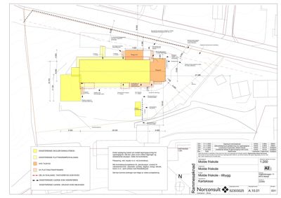 Situasjonsplan som viser bygningens plassering på tomten, tilstøtende eiendomsgrenser og orientering.