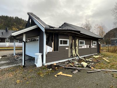 Fotografi av en bolig som har vært utsatt for brannskade.