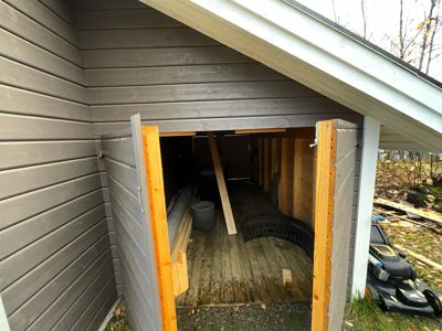 Fotografi av en garasje eller uthus under bygging eller renovering.