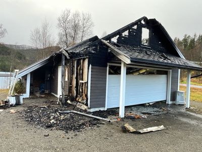 Fotografi av en bygning som har blitt utsatt for brannskader.