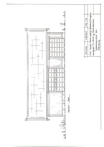 En håndtegnet fasadeopprikk (sideutsnitt) av en bygning med vinduer og dører.