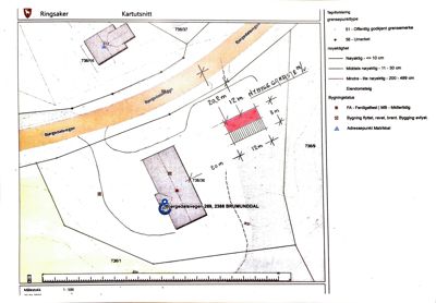 Situasjonsplan (kartutsnitt) som viser tomtens grenser, bygningers plassering og avstander til naboeiendommer.
