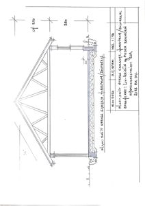 Snittegning av en garasje med takkonstruksjon og grunnmur.