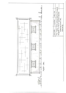 En håndtegnet fasadeopprikk (opprikk) av en bygning, med tegningens orientering rotert 90 grader mot klokken.