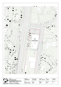 Situasjonsplan som viser plassering av ny politistasjon i forhold til omgivelsene, veier, terreng og eksisterende bygninger.