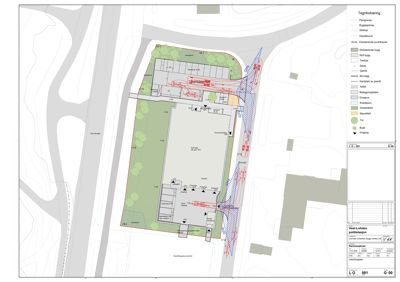 Situasjonsplan som viser bygningens plassering i forhold til vei, eksisterende beplantning og naboeiendom.