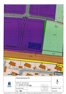 Situasjonsplan som viser tomtens grenser, naboeiendommer, veier og byggegrenser for prosjektet 'Tømmerkrana 24'.