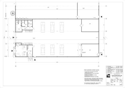 Etasjeplan (1. etg) som viser romfordeling, dører, vinduer og innvendige mål.