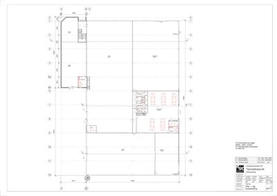 Etasjeplan (tverrsnitt) av en bygning med romfordeling, dører, vinduer og tekniske installasjoner.