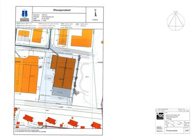 Situasjonsplan som viser tomtens grenser, naboeiendommer og bygningens plassering.