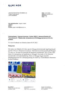 Bildet viser en situasjonsplan eller tomteplan med fargerike soner og bygninger, som illustrerer byggeplassens plassering i forhold til jernbanesporet.