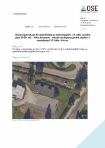 Flyfoto av et område, som viser en vei og omgivelsene, inkludert en bygning i bakgrunnen.