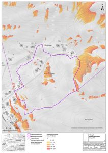 Kart som viser et kartleggingsområde med overlagte data om steinbruddsforekomst (fargekodet) og antatt steinbrudd. Kartet inkluderer også en situasjonskart i bunnen og en nordpil.