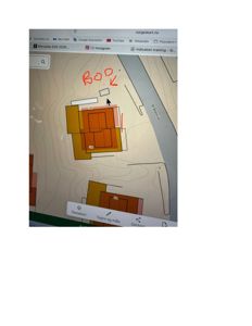 Et digitalt kart (norgeskart.no) som viser et terreng med konturlinjer, en elv og to bygninger. Bildet inneholder også håndskrevne merknader.