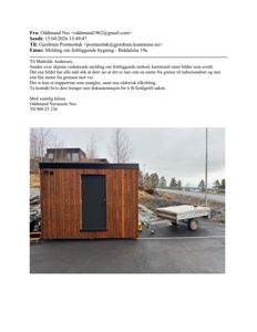 Fotografi av en ferdigstilt utebod med trepanel og svart dør, sett fra siden. Bildet er inkludert i en e-post vedrørende en frittliggende bygning.