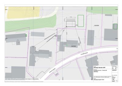 Situasjonsplan som viser bygningenes plassering i forhold til hverandre og veier (Industrigata), samt tomtegrenser og høydemålinger.