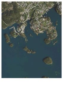 Flyfoto eller satellittbilde av et kystlandskap med øyer, vann og bebyggelse.