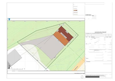 Situasjonsplan som viser tomtens grenser, bygningens plassering, arealer og topografi.