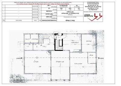 Etasjeplan (Plan 2) som viser romfordeling, dimensjoner og snittlinjer for en bygning.