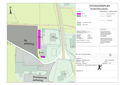 Situasjonsplan med tegnforklaring, som viser tomtens grenser, bygninger, parkeringsområder og infrastruktur.