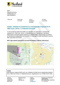 Et dokument fra Nordland fylkeskommune som viser en vedtak om tillatelse til utvidet bruk av avkjørsel. Dokumentet inneholder to kartbilder: et detaljkart over området med parkeringsplasser og en situasjonskart med nabolagsforhold.