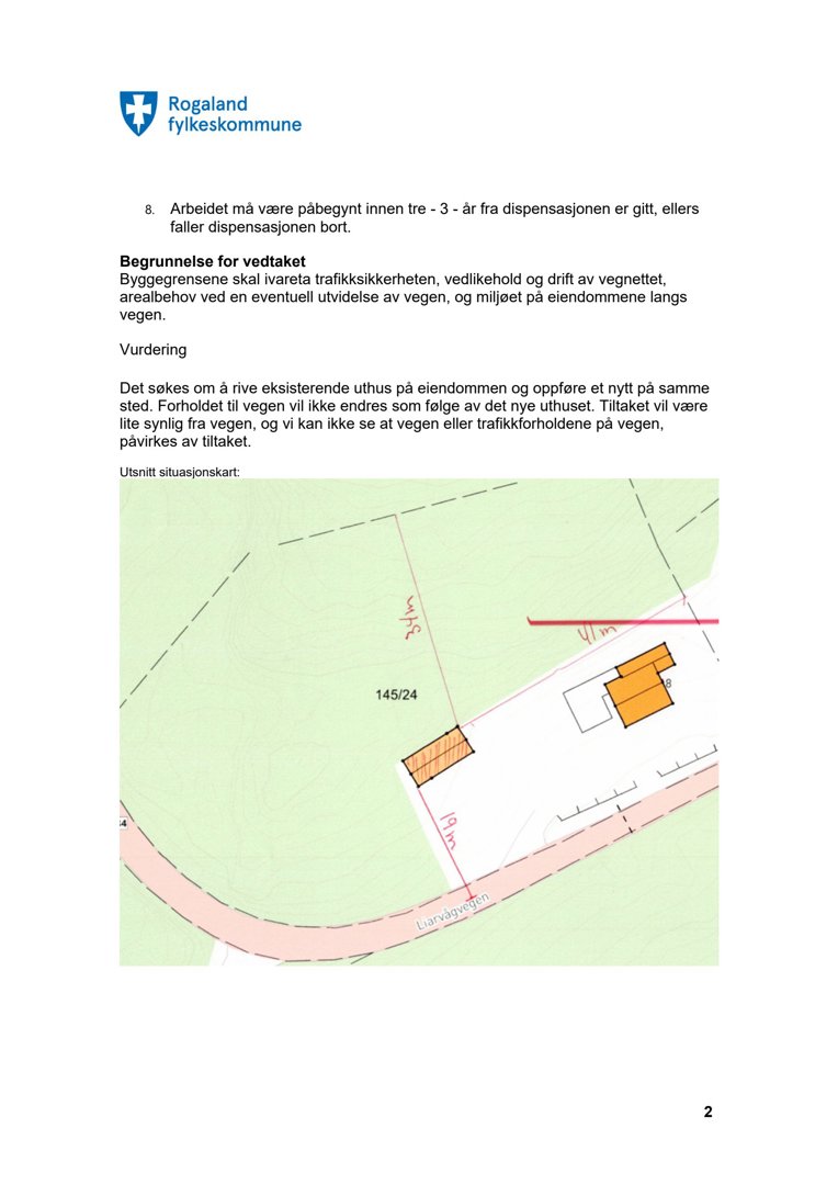 Situasjonskart som viser eiendommen, eksisterende uthus (skravert), planlagt nytt uthus (oransje) og vegen (Lurøyvegen).
