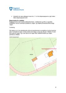 Situasjonskart som viser eiendommen, eksisterende uthus (skravert), planlagt nytt uthus (oransje) og vegen (Lurøyvegen).