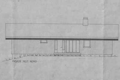 Fasadetegning av en bygning sett fra nord, med tegning av tak, vinduer, dører og grunnmur.