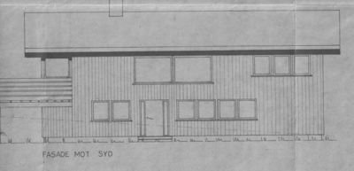 Fasadetegning av en bygning sett fra sør, med vinduer, dør og taklinjer.
