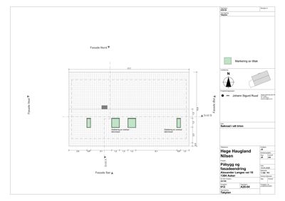 Situasjonsplan som viser bygningens plassering på tomten i forhold til fasader og naboeiendom.