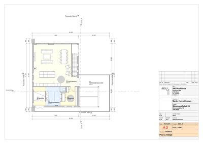 Etasjeplan (Plan 2) som viser romfordeling, dimensjoner og plassering av inngang, trapp og balkong.