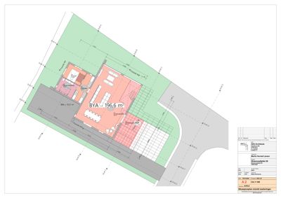 Etasjeplan (situasjonsplan) som viser romfordeling, arealer (BYA) og bygningens plassering i forhold til tomme og veier.