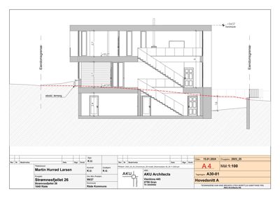 Hovedsnitt A av bygningen som viser etasjehøyder, trappeløsning og nivåer i forhold til eksisterende terreng.