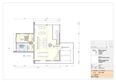 Etasjeplan (Plan 2) som viser romfordeling, møblering og mål for et hus.