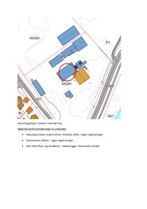 Situasjonsplan som viser tomtegrenser, nabotomter og bygningsplasseringer. En eksisterende bygning er markert med en rød ring, og det er opplyst om kartinnsynsløsninger som er undersøkt.