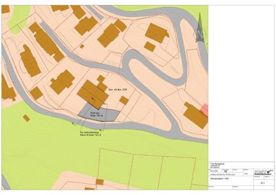 Situasjonsplan som viser tomtens plassering i forhold til nabolag, vei, elv og terrengforhold.