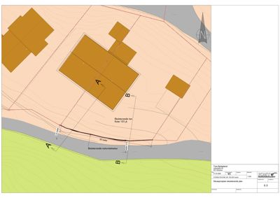 Situasjonsplan som viser eksisterende bygninger, terrengform (konturlinjer), eksisterende natursteinmur og avstander til naboeiendom.