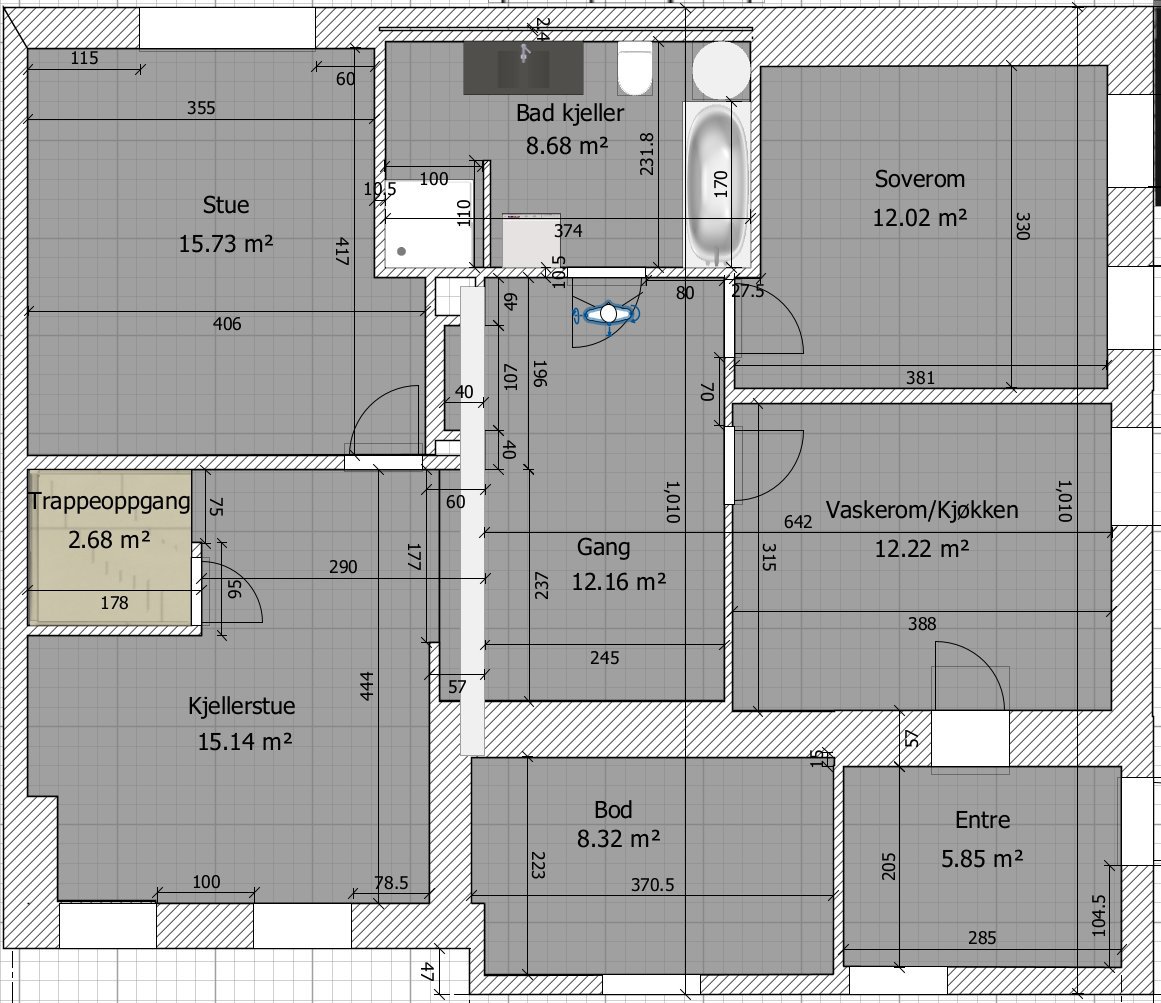 Etasjeplan eller plantegning som viser romfordeling, mål og areal for ulike rom i en bygning.