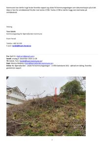 Fotografi av et terreng med en husvegg i venstre hjørne og en rød pil som peker nedover en skråning.