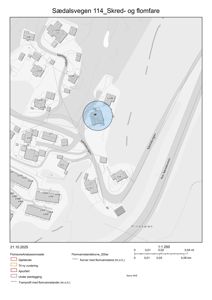 Kart over Sædalsvegen 114 som viser flomfare- og skredområder med overlagte flomvannstandskurver.