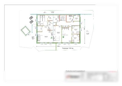 Etasjeplan (1. etg) for en enebolig med hageleilighet, som viser romfordeling, størrelser og plassering av inngangsdører og vinduer.