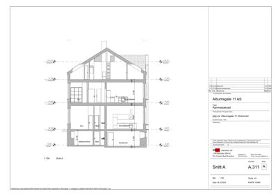 Snittegning (Snitt A) som viser bygningens tverrsnitt, etasjer og romfordeling.