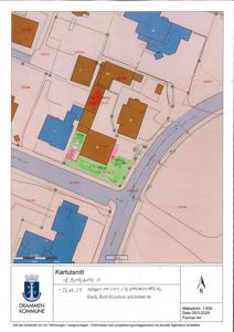 Situasjonsplan (kartutsnitt) som viser tomt, bygninger, veier og arealbruk.