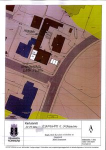 Situasjonsplan (kartutsnitt) som viser bygningenes plassering i forhold til tomtegrenser, veier og naboeiendommer.