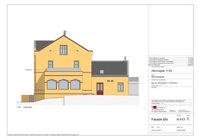 Fasadetegning (Fasade Øst) av en bygning med farge og skygger, inkludert detaljer om vinduer, dører og tak.